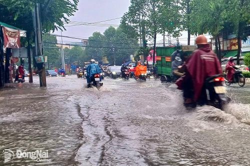 Người dân chật vật vượt điểm ngập ngã ba Trảng Dài chiều cuối tuần