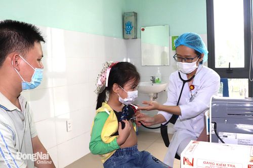 Khám bệnh miễn phí, tặng quà cho hơn 700 trẻ em