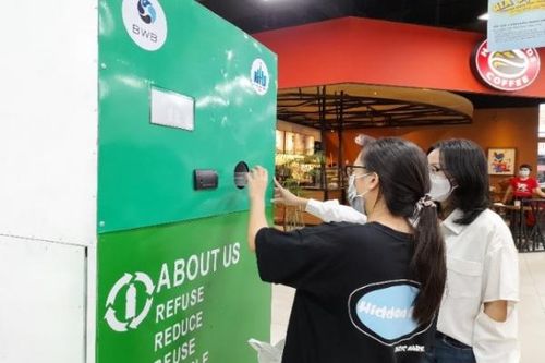 Sinh viên chế tạo máy thu gom rác thông minh