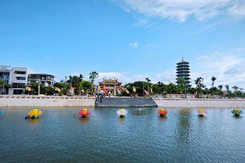 Quảng Bình: Ban Trị sự GHPGVN tỉnh hạ thủy 7 hoa sen kính mừng Phật đản Phật lịch 2567