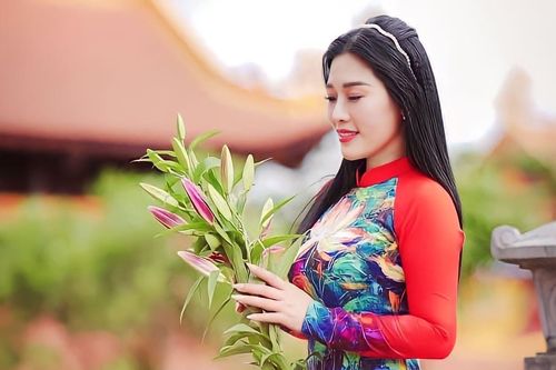NSƯT Hương Giang hát mừng Phật Đản năm 2023