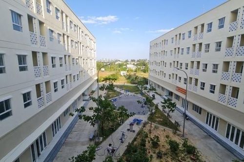Khoảng cách còn khá xa...