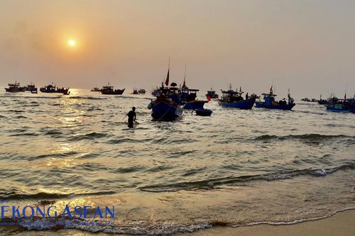 Bình minh vị mặn mòi trên làng chài nổi tiếng nhất Quảng Bình