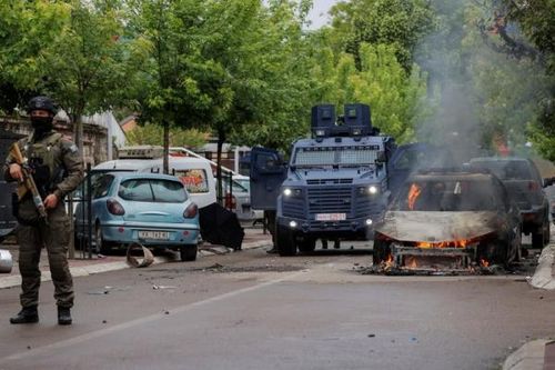 Quân đội Serbia áp sát Kosovo