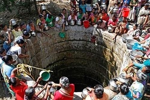 Người dân Ấn Độ đu dây xuống giếng sâu lấy nước về dùng