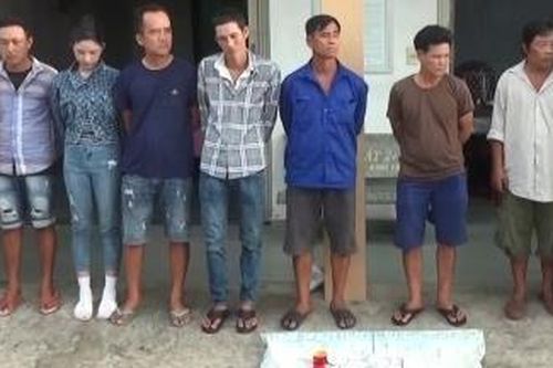 Đột kích bắt gọn 14 con bạc say sưa 'sát phạt' tại khu đất vườn