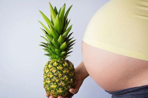 Bà bầu mách nhau ăn dứa dễ chuyển dạ, bác sỹ sản khoa nói gì?