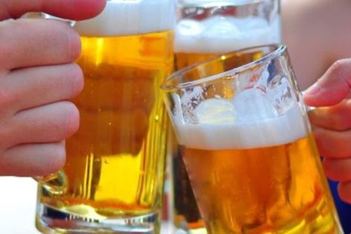 Mách nhỏ bạn mẹo làm lạnh bia siêu nhanh