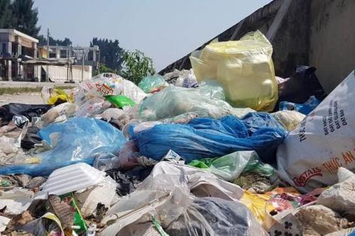 Rác thải 'bủa vây' nhà dân, chính quyền 'kêu' khó