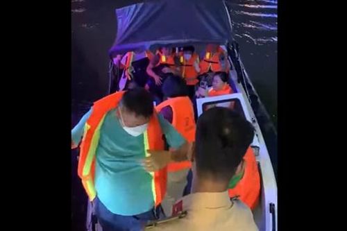 Đà Nẵng: 70 du khách mắc cạn trên sông Hàn