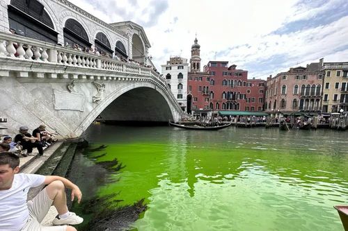 Màu xanh bí ẩn trên mặt nước tại thành phố Venice