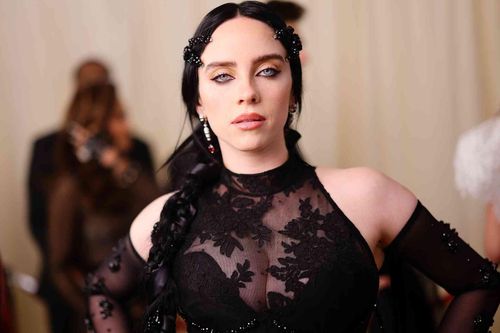 Billie Eilish bức xúc vì bị chỉ trích cách ăn mặc