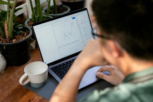 Người trẻ Trung Quốc đầu tư vì FOMO, chỉ để có tiền đi du lịch