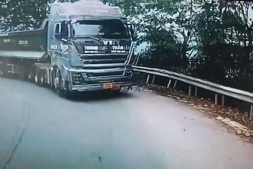 Tài xế xe tải lấn làn khi leo đèo tại Lào Cai
