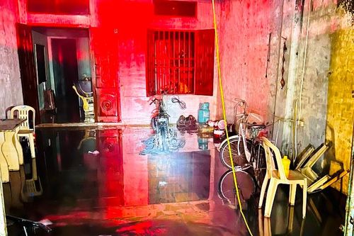 Thanh Hóa: Giải thoát người đàn ông 'cố thủ' trước hỏa hoạn