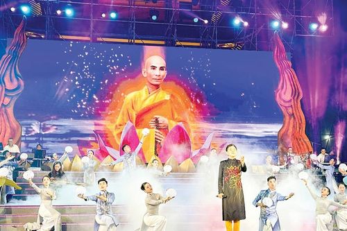 Sâu lắng đêm nghệ thuật Lửa thiêng rực sáng sử vàng