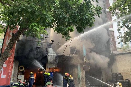 Hà Nội: Cháy cơ sở sửa chữa lốp ô tô, nhiều tài sản bị thiêu rụi