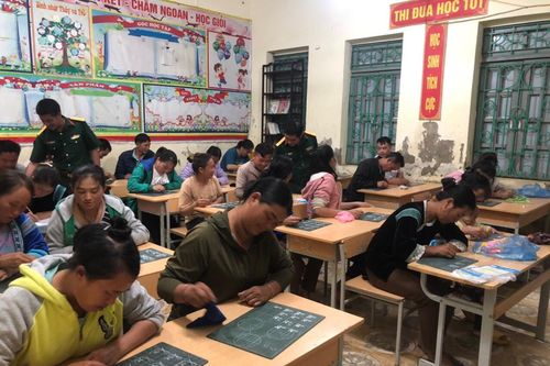 Tìm đủ cách 'kéo' học viên tới lớp xóa mù chữ