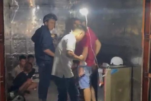 Băng cướp nhí bị bắt khi ăn mừng 'chiến tích' trong container