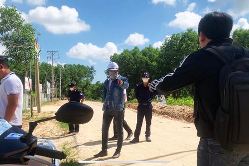 Nhóm phóng viên bị người của Tập đoàn Đèo Cả chặn xe