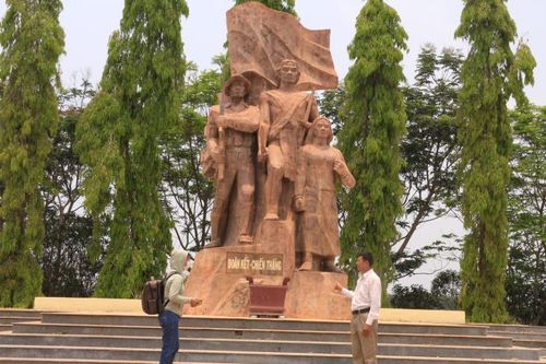 'Phủ xanh' vùng đất một thời bom đạn