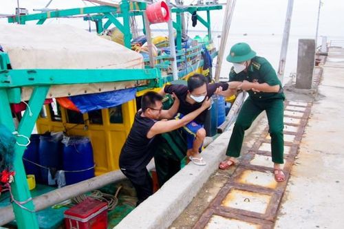 BĐBP Sóc Trăng tiếp nhận 5 ngư dân gặp nạn trên biển, đưa vào bờ an toàn