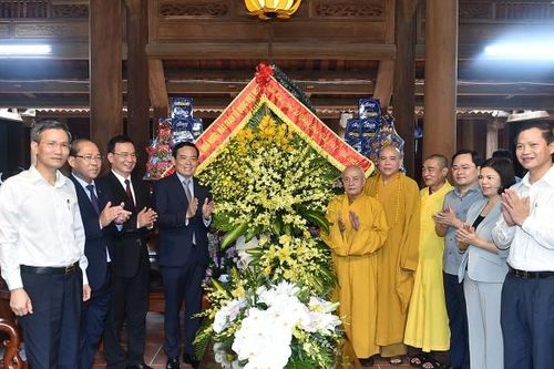 Phó Thủ tướng Trần Lưu Quang thăm hai ngôi cổ tự gần nghìn năm tuổi tại Bắc Ninh