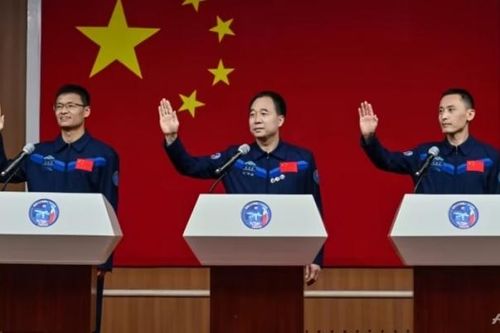 Trung Quốc sắp đưa phi hành gia dân sự đầu tiên vào vũ trụ