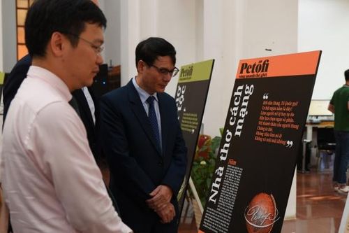 Triển lãm Petofi: Vòng quanh thế giới