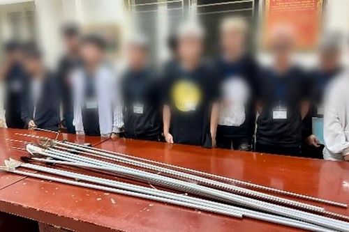 Hà Nội: Nhóm thanh thiếu niên đi xe máy tốc độ cao mang tuýp sắt gắn dao phóng lợn giải quyết mâu thuẫn