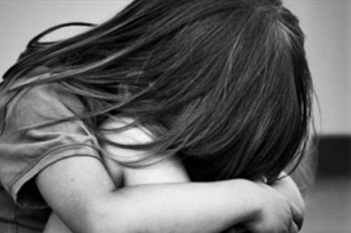 Bé gái ra khỏi nhà vệ sinh quán lẩu với nhiều vết xước, công an tìm người biết tin liên quan