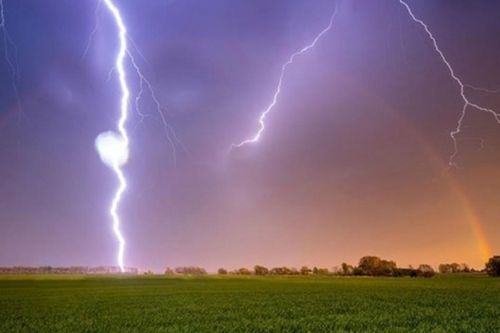 2 người tử vong do sét đánh, tránh điện phóng từ trên trời xuống cách nào?