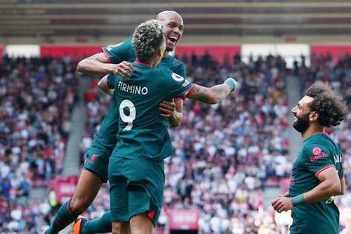 Liverpool rượt đuổi tỷ số điên rồ với đội bét bảng