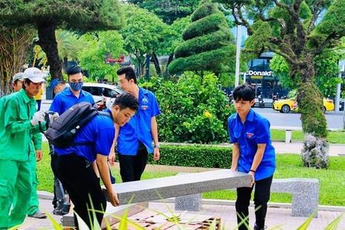Độc đáo ghế đá bê tông từ rác thải nhựa ở phố biển Nha Trang
