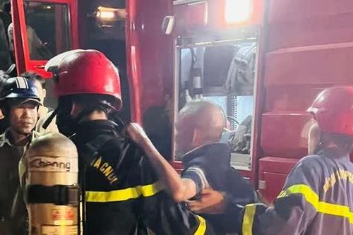 Bản tin 8H: Giải cứu người đàn ông cố thủ bên trong ngôi nhà đang cháy