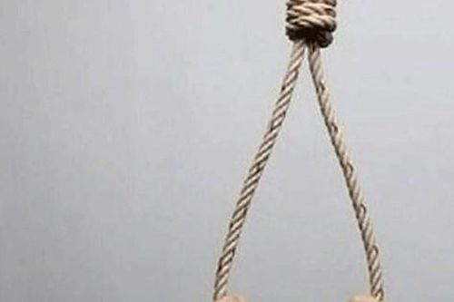 Phát hiện người cha nghi sát hại con gái tử vong trong tư thế treo cổ trong rẫy
