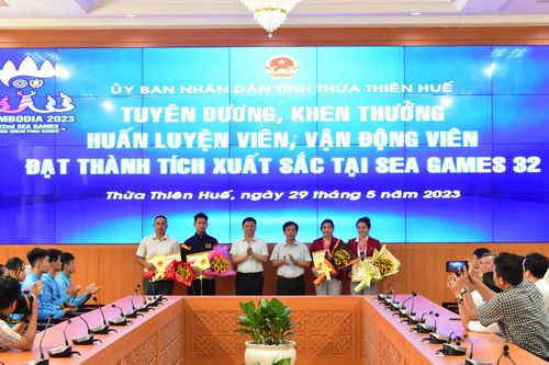 Khen thưởng các VĐV, HLV đạt thành tích xuất sắc tại SEA Games 32