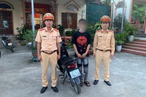 Nam thanh niên lái xe 'bốc đầu' trên Quốc lộ 1A