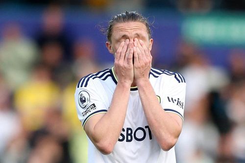 Leicester và Leeds dắt nhau xuống hạng