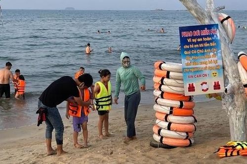 Chủ nhà hàng đặt phao bơi, áo phao miễn phí trên bãi biển đẹp nhất Hà Tĩnh