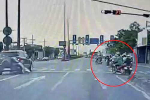 Xe máy sang đường như chỗ không người khiến ô tô vất vả đánh lái tránh