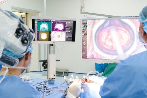 Mổ u não quái dị bằng robot thông minh tại bệnh viện Tâm Anh