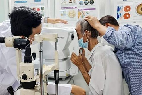 Bệnh nhân vùng vẫy trong phòng mổ, 3 nhân viên y tế gồng mình giữ chặt