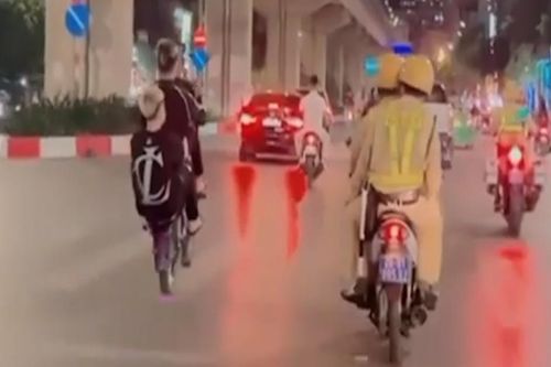 Xác minh hình ảnh thanh niên bốc đầu xe máy trước mô tô CSGT ở Hà Nội