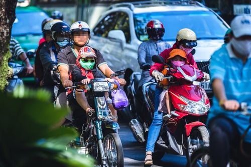 Trả 'giá đắt' khi cho trẻ ngồi trước xe máy