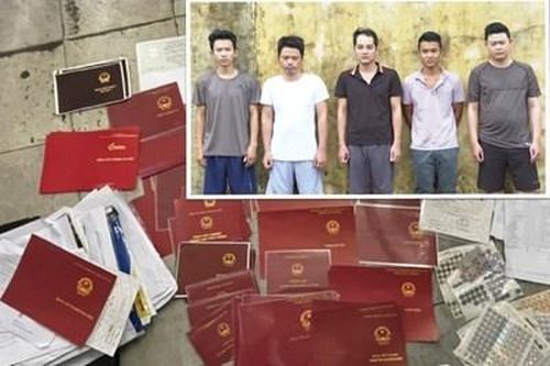 Bắt tạm giam 5 đối tượng trong đường dây làm giả con dấu, tài liệu quy mô liên tỉnh