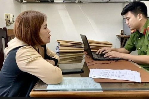 Tạm giữ 'tú bà' môi giới bán dâm cho 2 nữ sinh dưới 18 tuổi