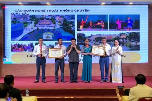 Những nông dân của đội tuồng làng Kẻ Gám (Yên Thành) được nhận Giải thưởng Đào Tấn