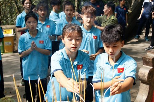 Đội tuyển Nữ U20 Việt Nam dâng hương tưởng niệm các Vua Hùng