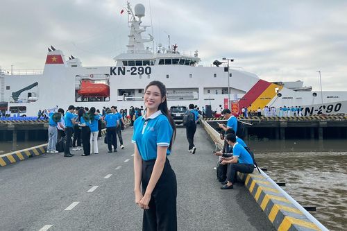 Hai hoa hậu cùng gần 200 sinh viên ưu tú đến thăm quần đảo Trường Sa